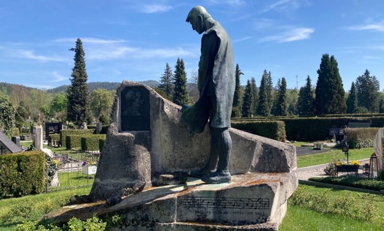 Das Ehrengrab von Thomas Koschat in Klagenfurt-Annabichl. Die Trauerfigur des „Lesachtalers“ gestaltete Friedrich Gornik. © Geschichtsverein/Markus Böhm