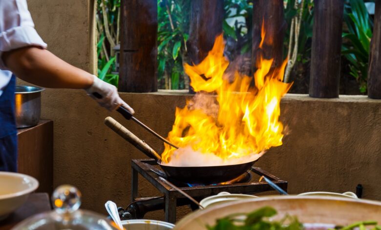 Küche, Pfanne in Flammen