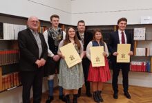 Geschichtsvereins-Direktor Wilhelm Wadl zeichnete Julia Ferlitsch, Selina Schwager und Philipp Sucher (v. l. n. r. in der vorderen Reihe) für ihre Maturaarbeiten aus. © Geschichtsverein/Heidi Rogy