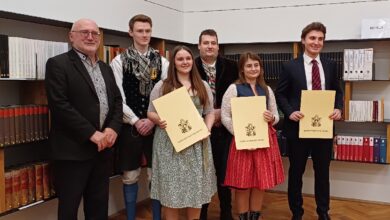 Geschichtsvereins-Direktor Wilhelm Wadl zeichnete Julia Ferlitsch, Selina Schwager und Philipp Sucher (v. l. n. r. in der vorderen Reihe) für ihre Maturaarbeiten aus. © Geschichtsverein/Heidi Rogy