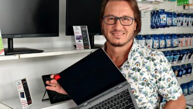 Alfred Santner von der Creativomedia GmbH hält ein Laptop in der Hand, (c) creativomedia.gmbh