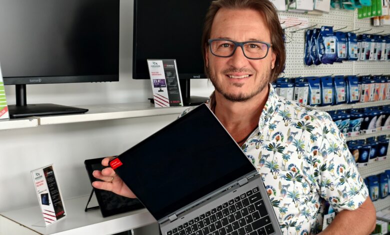 Alfred Santner von der Creativomedia GmbH hält ein Laptop in der Hand, (c) creativomedia.gmbh